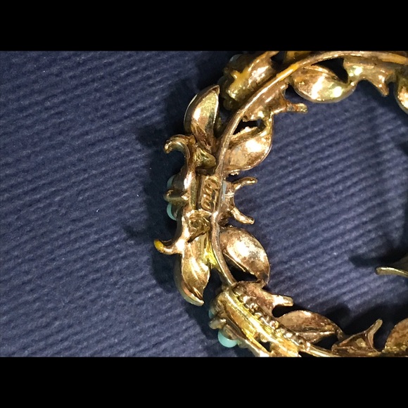 Vintage Coro Signed Wreath Brooch - Picture 6 of 7